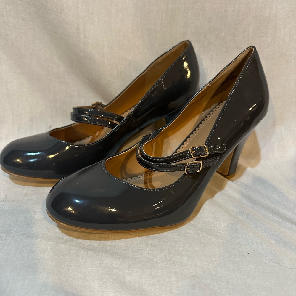 Woman’s Grey Patent Leather Shoes